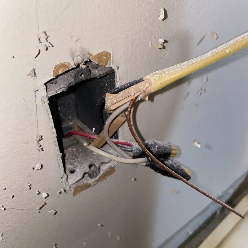 Ungrounded outlet